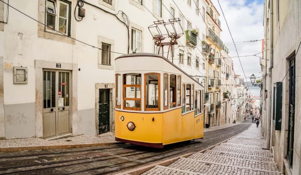 探索世界的多元窗口：从火车站名到文学巨匠的符号之外