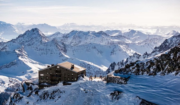 《战争论》与《孙子兵法》:东西方战略智慧的碰撞与交融