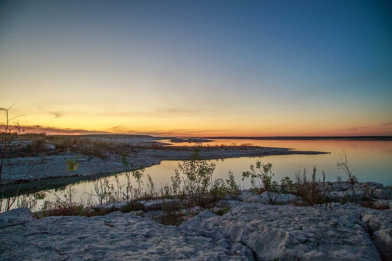 《水浒传》经典回目：武行者醉打孔亮，锦毛虎义释宋江的传奇篇章